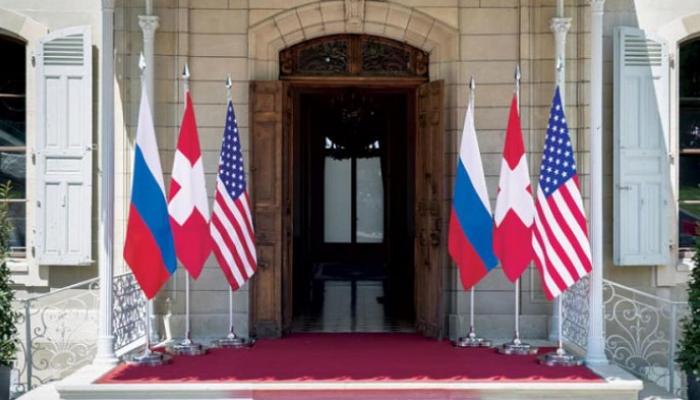 الأعلام الروسية والأمريكية ترفرف أمام مقر الاجتماع -أ.ف.ب