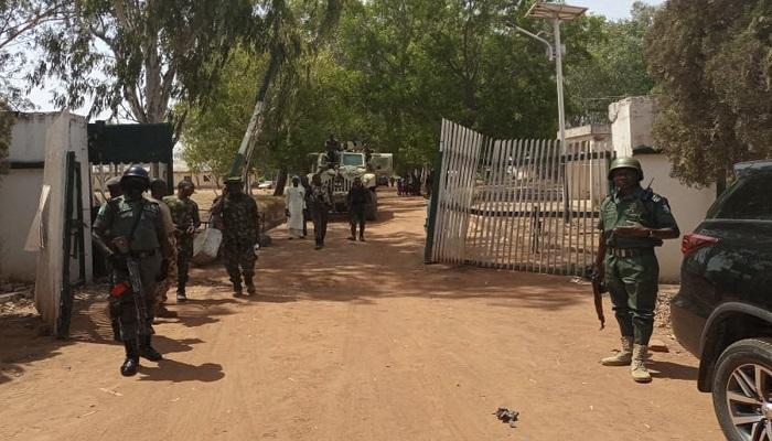 قوات الشرطة والجيش النيجيري خلال تأمين المدارس