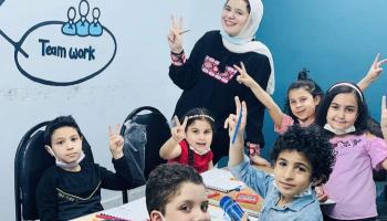 سالي مجدي مع مجموعة من الأطفال
