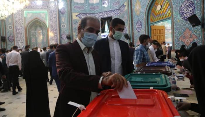 إيرانيون يدلون بأصواتهم بانتخابات الرئاسة -