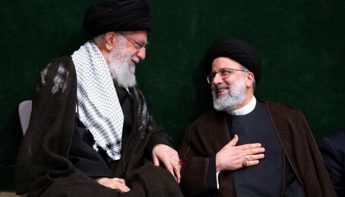 رئيسي بجانب مرشد إيران