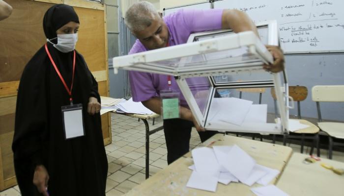 عملية فرز الأصوات بأحد مكاتب الاقتراع في انتخابات الجزائر