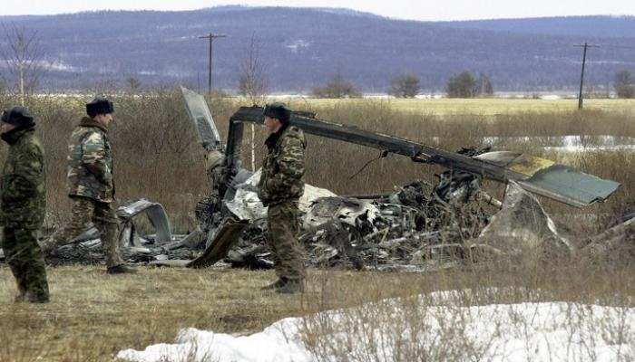 جنود حول حطام طائرة روسية تحطمت في وقت سابق