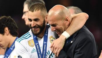 زيدان مدرب ريال مدريد السابق مع كريم بنزيما مهاجم منتخب فرنسا