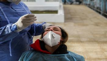 سيدة تخضع لاختبار كورونا في تونس- أرشيفية