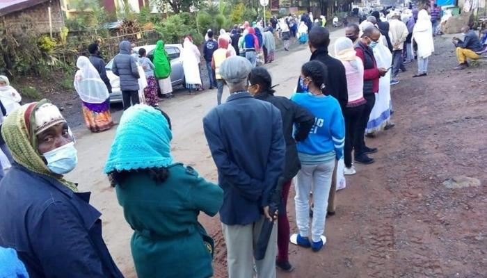 ناخبون يصطفون أمام مراكز الاقتراع في إثيوبيا