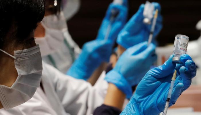 عاملة صحية تعد جرعة من لقاح كورونا