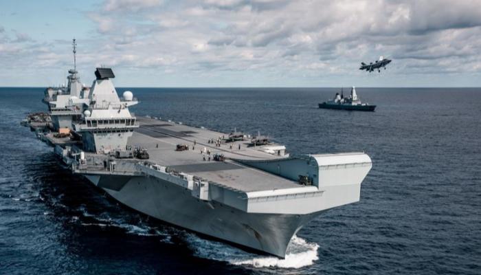 مروحية F-35B تنطلق من حاملة الطائرات الملكة إليزابيث - ديلي ميرور