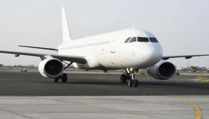 طائرة شركة طيران الأسكندرية أثناء وصولها مطار عدن