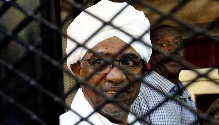 البشير يقبع بالسجن بعد أن أطاحت به الثورة السودانية