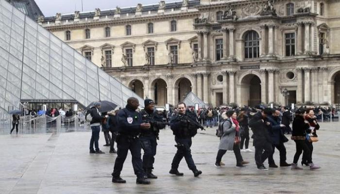 الشرطة الفرنسية أمام متحف اللوفر وسط باريس