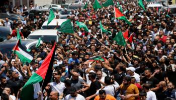 جانب من جنازة الناشط الفلسطيني نزار بنات