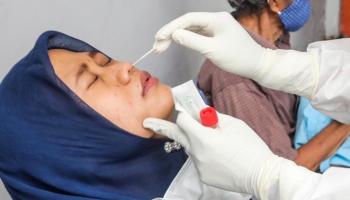 سيدة تخضع لاختبار فيروس كورونا بإندونيسيا- أرشيفية
