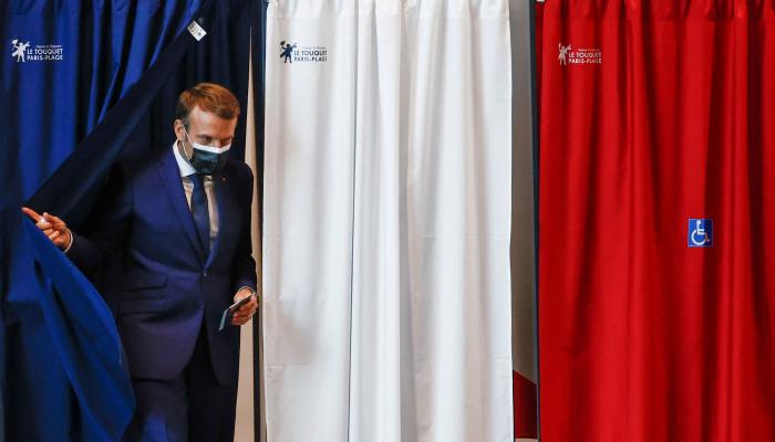 الرئيس الفرنسي إيمانويل ماكرون يدلي بصوته في الانتخابات