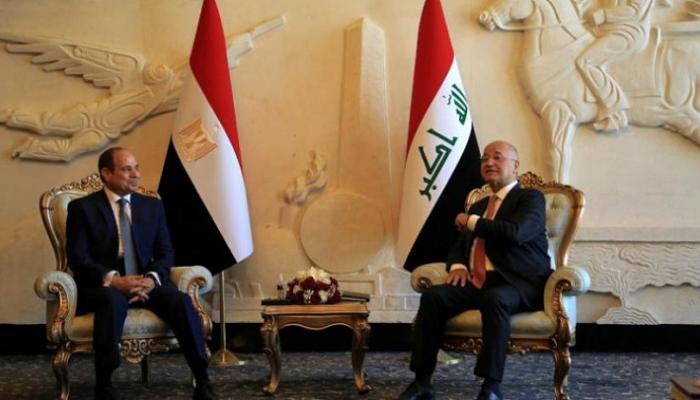 الرئيس العراقي برهم صالح خلال استقباله الرئيس المصري عبد الفتاح السيسي في مطار بغداد 