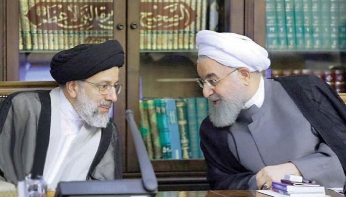 الرئيس الإيراني المنتهية ولايته حسن روحاني والرئيس الجديد إبراهيم رئيسي