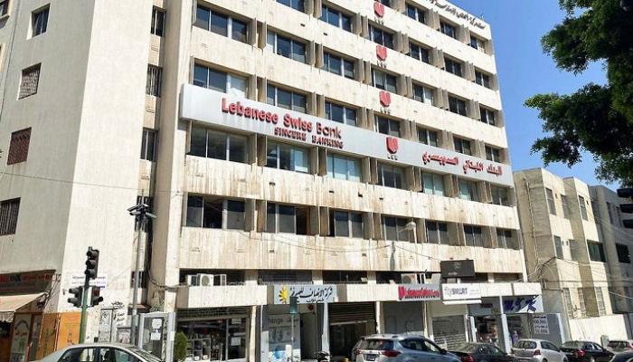 صراف آلي في بيروت يتبع بنك عودة - رويتزر