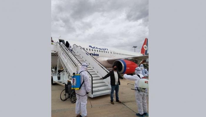 مواطن يمني يغادر الطائرة 