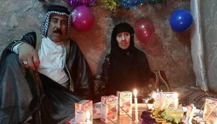 رجل ريفي يحتفل بعيد ميلاد والدته في جنوب العراق