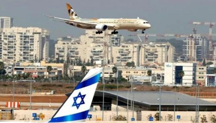 طائرة الاتحاد للطيران تحلق في السماء