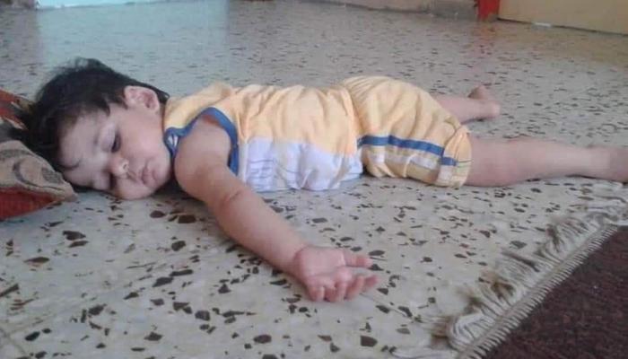 طفل ينام على البلاط أملا في عدم الشعور بالحرارة