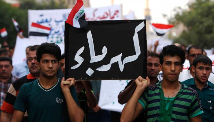 نعش رمزي للكهرباء يحمله متظاهرون في العراق