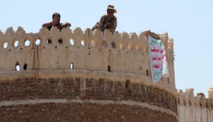 مسلحون حوثيون على قلعة تاريخية بالحديدة