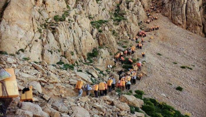 أكراد يتنقلون بين حدود إيران وتركيا بحثا عن كسب الرزق