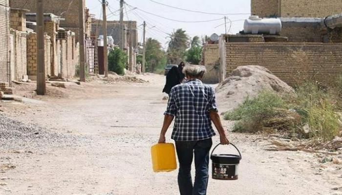 إيراني نجح في الحصول على ماء بطريقة بدائية نتيجة انقطاع المياه المتكرر