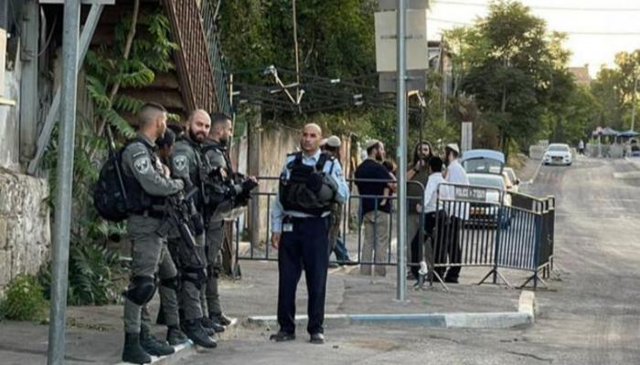 مستوطنون وعناصر شرطة إسرائيلية بحي الشيخ جراح المعرض للإخلاء