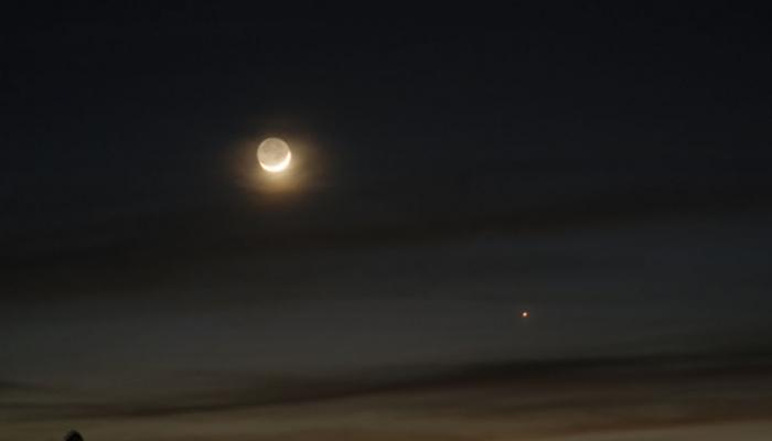 القمر الهلالي يظهر على خط واحد مع كوكب عطارد