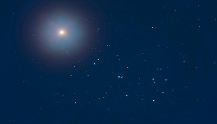 القمر قرب عنقود نجوم الثريا- أرشيفية
