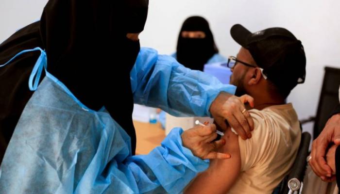 مواطن يمني يتلقى اللقاح المضاد لكورونا