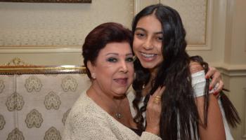 رجاء الجداوي مع حفيدتها 