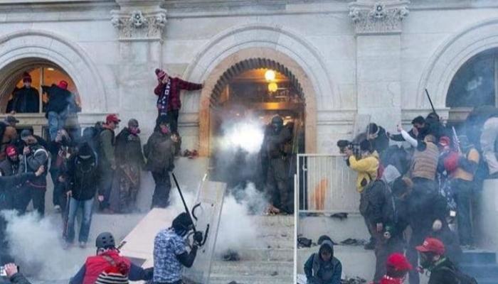 جانب من الهجوم الذي تعرض له الكونجرس في يناير الماضي