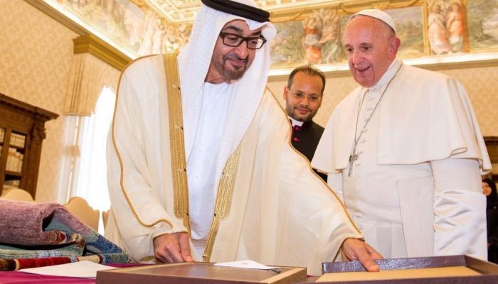 الشيخ محمد بن زايد آل نهيان وبابا الفاتيكان في زيارة سابقة لأبوظبي