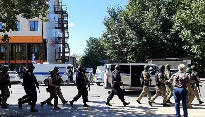 الشرطة الروسية تقتحم المصرف لاعتقال المتهم