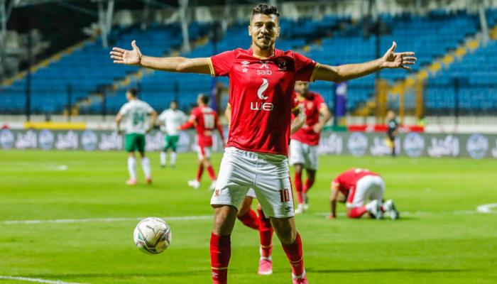 محمد شريف لاعب الأهلي المصري