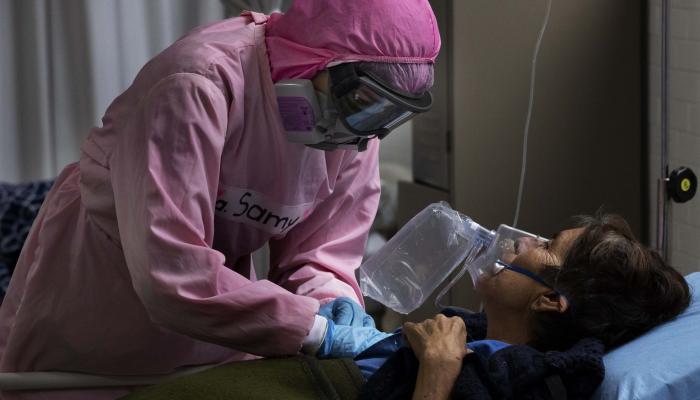 طبيبة تتابع حالة إحدى المصابات بفيروس كورونا - صورة أرشيفية