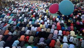 جمع من المسلمين يصلون صلاة عيد الأضحى