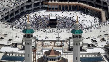 حجاج بيت الله الحرام يؤدون الفريضة