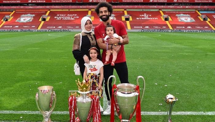 محمد صلاح مع عائلته 