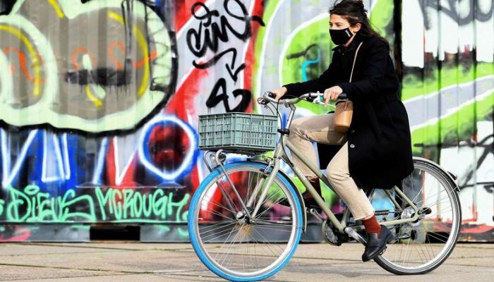 امرأة ترتدي كمامة للوقاية من فيروس كورونا في هولندا