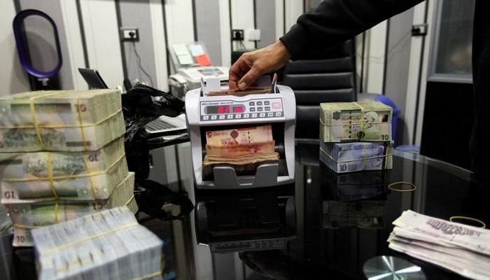 موظف بأحد مصارف ليبيا. (أرشيفية)
