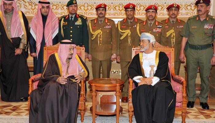 الملك سلمان بن عبدالعزيز والسلطان هيثم بن طارق في أول لقاء جمعهما 