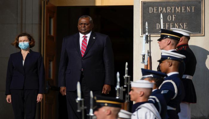 وزير الدفاع الأمريكي خلال استقبال وزيرة الجيوش الفرنسية  - أ.ف.ب