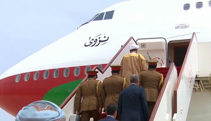 طائرة نزوى تقل السلطان هيثم بن طارق إلى السعودية