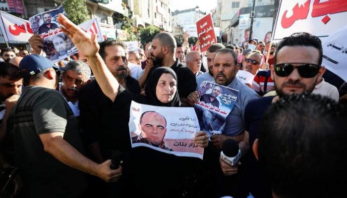 مظاهرة منددة بمقتل نزار بنات في الضفة