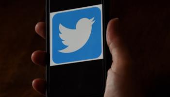 شعار تطبيق تويتر على شاشة هاتف جوال - أرشيفية