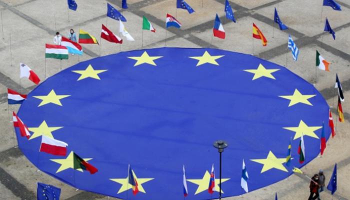 علم كبير للاتحاد الأوروبي خارج مقر المفوضية في بروكسل